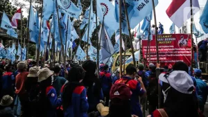 aksi-unjuk-rasa-50-ribu-buruh-selama-3-hari-tuntut-pencabutan-uu-cipta-kerja-dan-penghapusan-outsourcing