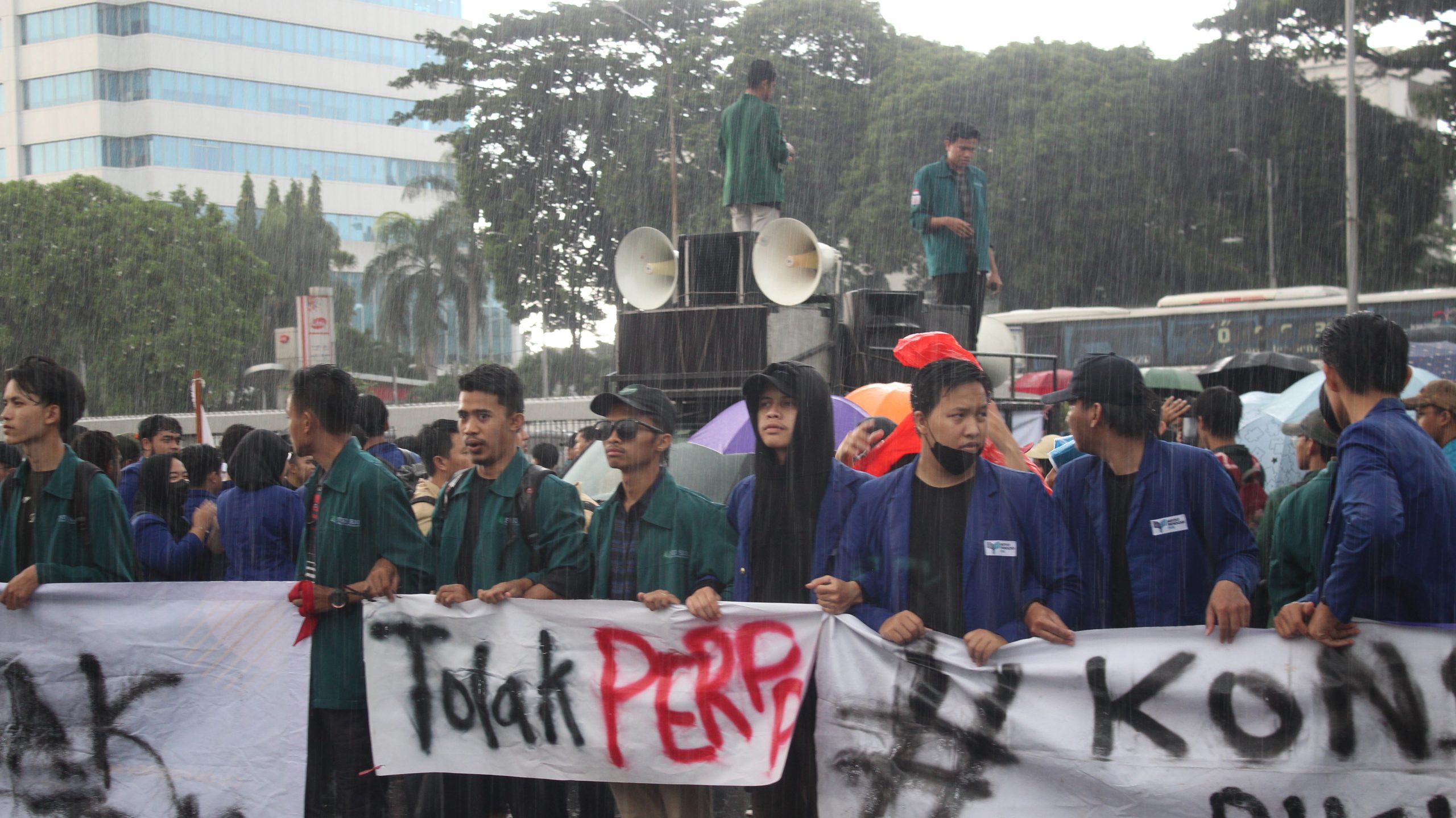 aksi-unjuk-rasa-50-ribu-buruh-selama-3-hari-tuntut-pencabutan-uu-cipta-kerja-dan-penghapusan-outsourcing