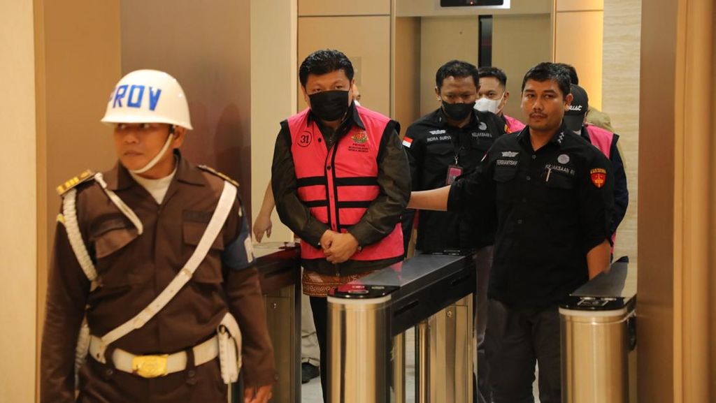 Bos Sritex Ditahan: Penampilan dengan Rompi Tahanan di Kejagung Jadi Sorotan
