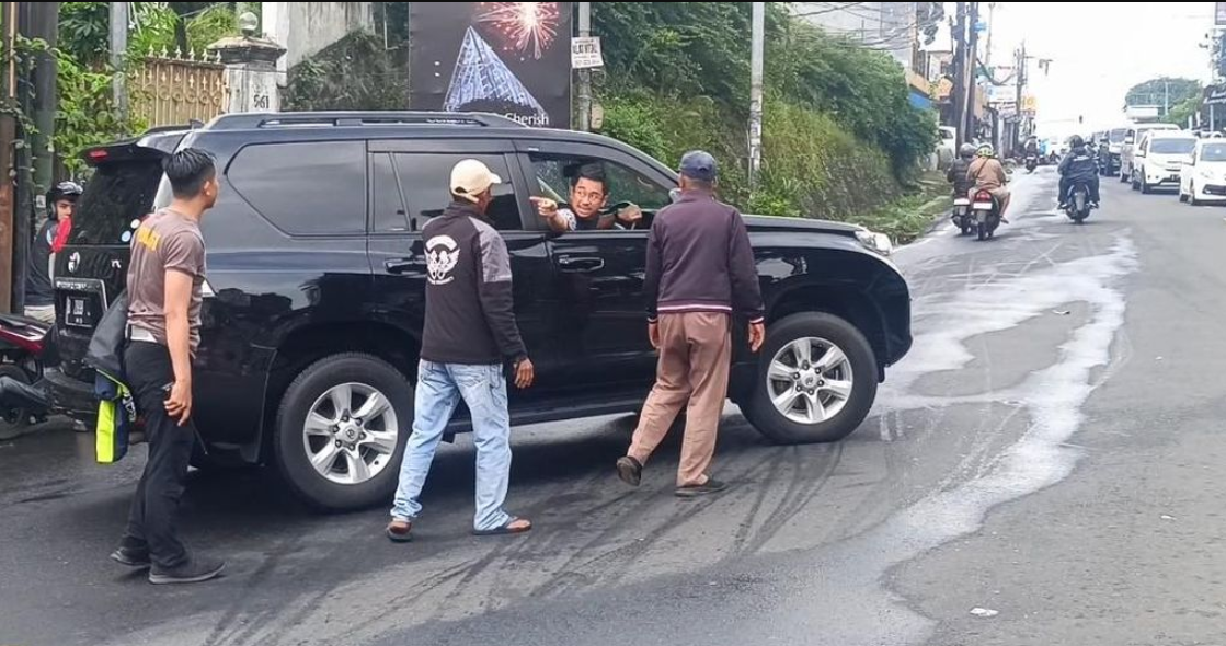 Pengendara Mobil Terobos One Way di Puncak, Tabrak Polisi: Insiden yang Mengguncang Kota